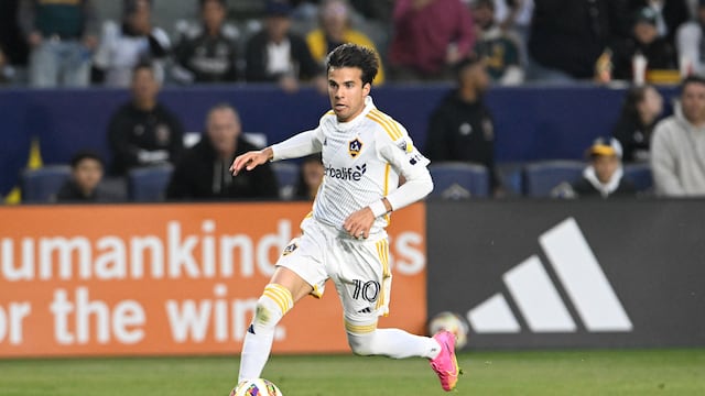 Apr 21, 2024; Carson, California, USA; LA Galaxy midfielder Riqui Puig (10) dribbles against the San Jose Earthquakes during the second half at Dignity Health Sports Park. Mandatory Credit: Alex Gallardo-USA TODAY Sports