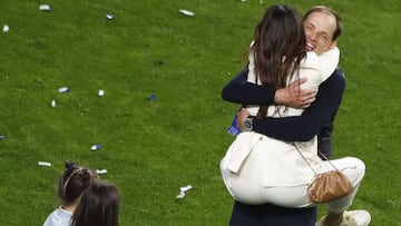 Porto (Portugal), 29/05/2021.- Chelsea manager Thomas Tuchel celebrates with his family after winning the UEFA Champions League final between Manchester City and Chelsea FC in Porto, Portugal, 29 May 2021. (Liga de Campeones) EFE/EPA/Susan Vera / POOL