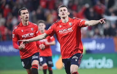 El primer gol ha llegado por medio de un penalti que, en principio, Quintero González no vio. De hecho, amonestó a Budimir por creer que había simulado. Sin embargo, no fue así y fue llamado por el VAR para corregir su error, ya que hubo pisotón de Courtois al croata. El delantero rojillo fue el encargado de firmar el 1-0 desde los once metros. 