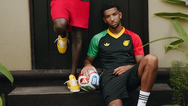 Las tres bandas icónicas en los hombros de la camiseta local se presentan más anchas y en acabado de malla para mejorar la transpirabilidad.