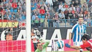 <b>LA POLÉMICA. </b>Agüero marcó claramente con la mano en el partido de ida jugado en el Calderón.