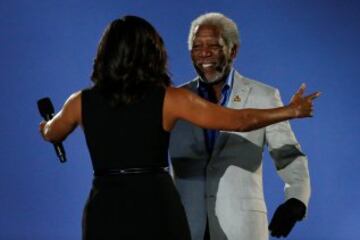 Michelle Obama saluda a Morgan Freeman.