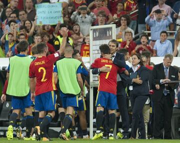 Julen Lopetegui le llamó más de tres años después de su último partido con la Selección. Fue para disputar el partido de clasificación para el Mundial de Rusia 2018 frente a Italia el 2 de septiembre de 2017, España ganó 3-0. Hasta el momento es su última vez con La Roja. En la foto, Villa se abraza con Lopetegui tras acabar el partido. 