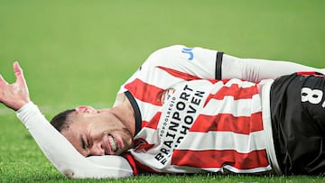 El defensor del PSV Eindhoven abandonó el campo entre lágrimas tras resentirse del tendón de la corva a tres meses de la Copa del Mundo.