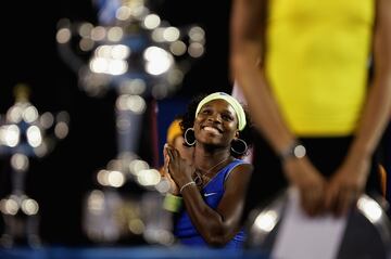 Segundo grande consecutivo para Serena Williams tras vencer en Estados Unidos. Williams volvi¨® a encadenar dos triunfos en Grand Slams y se llevaba un nuevo gran t¨ªtulo en Australia. El cuarto en dicho pa¨ªs. La tenista estadounidense venc¨ªa a la rusa Dinara S¨¢fina por un contundente 6-0, 6-3.