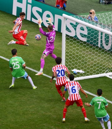 0-2. Crner atltico que juega en corto. Rodrigo de Paul se la da a Marcos Llorente que lanza un misil con la derecha desde el balcn del rea. El baln se estrella en el larguero tras tocar Stefan Frei, bota sobre la lnea y en el rechace, Robin Le Normand devuelve el esfrico a la lnea de gol para que remate a placer Axel Witsel y anotar el segundo.