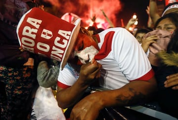 Supporters of Peru celebrate a goal against New Zealand during the 2018 World Cup qualifying play-off second leg football match, at the Plaza Mayor square in Lima, Peru, on November 15, 2017. / AFP PHOTO / LUKA GONZALES