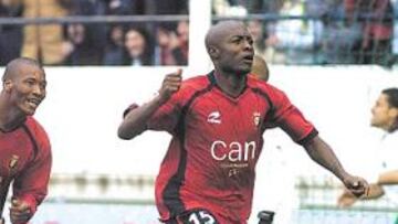 <b>UNA PAREJA DE CUIDADO . </b>Morales, que ganó el sato a todos, coerre tras Webó para celebrar el gol de la victoria y la permanencia.