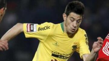 <b>FUTURO ROJIBLANCO. </b>Pizzi conduce un balón, ante el Benfica.