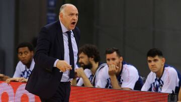 GRAFCAN052. LAS PALMAS DE GRAN CANARIA, 11/10/2020.- El entrenador del Real Madrid, Pablo Laso, durante el partido que su equipo disput&oacute; este domingo contra el Herbalife Gran Canaria en el Gran Canaria Arena, en Las Palmas de Gran Canaria. EFE/ Elvira Urquijo A.