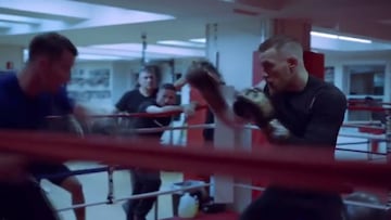 Conor McGregor boxea durante un entrenamiento en Dubl&iacute;n.