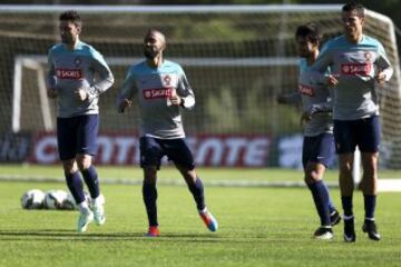 Andre Gomes y Cristiano Ronaldo participan en un entrenamiento de Portugal en Faro.