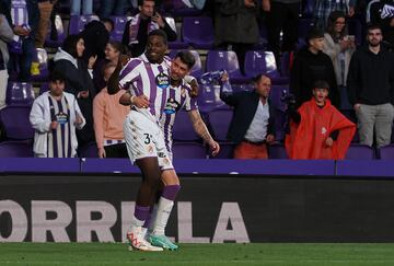 El canterano necesita poco para demostrar que es un delantero a seguir. Esta jornada solo necesitó ocho minutos para ver puerta y darle la victoria a su equipo. Esta temporada va camino de ídolo pucelano.