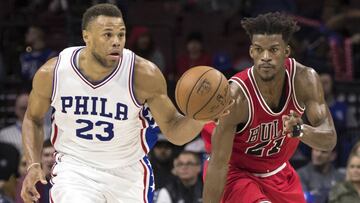 Philadelphia 76ers' Justin Anderson, left, brings the ball up the court with Chicago Bulls' Jimmy Butler, right, giving chase during the second half of an NBA basketball game, Thursday, April 6, 2017, in Philadelphia. The Bulls won 102-90. (AP Photo/Chris Szagola)
