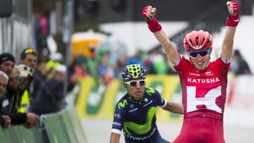 Ilnur Zakarin, del equipo Katusha, celebra la victoria en Morgins ante la protesta de Nairo Quintana, del equipo Movistar. Finalmente, el triunfo fue para el colombiano por descalificación del corredor ruso.