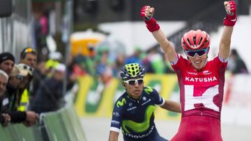 Ilnur Zakarin, del equipo Katusha, celebra la victoria en Morgins ante la protesta de Nairo Quintana, del equipo Movistar. Finalmente, el triunfo fue para el colombiano por descalificaci&oacute;n del corredor ruso.