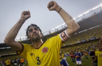 Yepes levanta los brazos por el paso gigante de la Selección para ir al Mundial de Brasil 2014