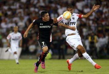 Esteban Paredes luchando un balón en el ataque albo.