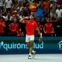 Alcaraz gana por retirada de Machac y España se lleva la eliminatoria