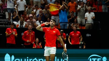 Alcaraz gana por retirada de Machac y España se lleva la eliminatoria