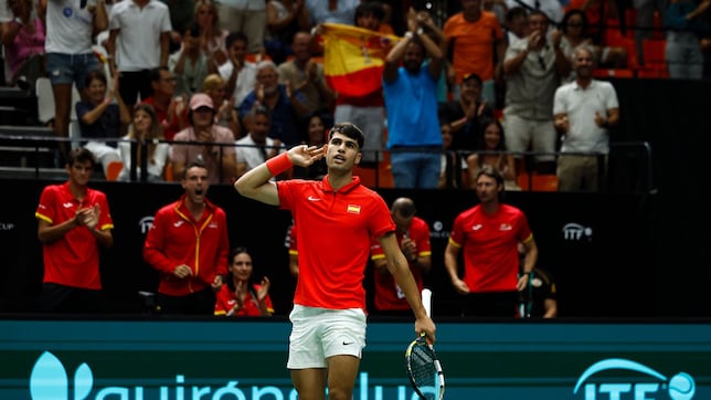 Alcaraz gana por retirada de Machac y España se lleva la eliminatoria