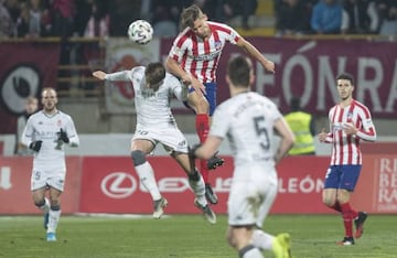 Llorente disputa un balón aéreo.