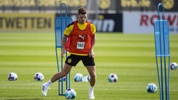 DORTMUND, GERMANY - AUGUST 03: JThomas Meunier kicks the ball during the first training session of Borussia Dortmund after the summer break on August 03, 2020 in Dortmund, Germany. (Photo by Lars Baron/Getty Images)