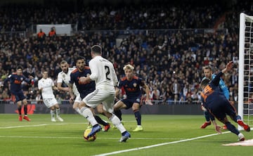 1-0. Carvajal y Ezequiel Garay en la jugada del primer gol anotado por Wass en propia puerta.