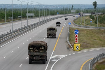 Una columna militar del grupo de mercenarios privados de Wagner conduce a lo largo de la autopista M-4, que une la capital, Moscú, con las ciudades del sur de Rusia. 