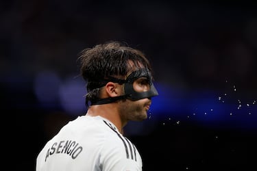 Raúl Asencio portó una mascara durante el partido.