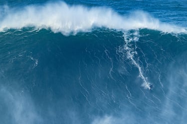 Un surfista monta una ola durante una sesión de surf de olas grandes el 3 de diciembre de 2025 en Nazare, Portugal.