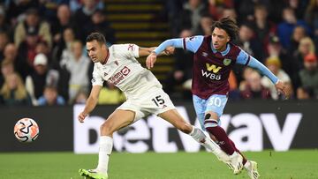 Sergio Reguilón y Luca Koleosho, jugadores de Manchester United y Burnley, durante el partido.