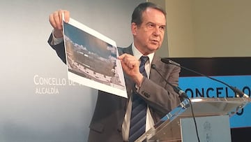 Abel Caballero muestra una foto del proyecto de reforma de Balaídos.