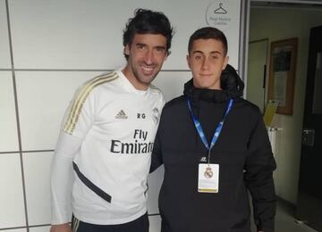 Álvaro Ginés se hizo una foto con Raúl cuando aterrizó en Valdebebas.