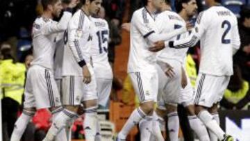 Ramos, Morata, Essien, Kaka, Cristiano, Khedira y Varane celebran el 2-0.