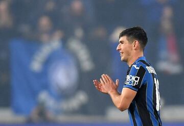 Soccer Football - Europa League - Play Off First Leg - Atalanta v Olympiacos - Stadio Atleti Azzurri, Bergamo, Italy - February 17, 2022 Atalanta's Ruslan Malinovskyi applauds fans after he comes off as a substitute REUTERS/Daniele Mascolo