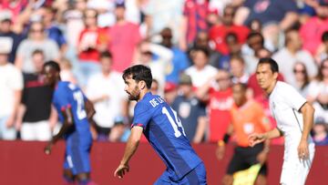 Luca de la Torre conduce el balón durante el partido amistoso jugado por Estados Unidos y Uzbekistán en St. Louis.