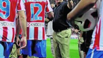 <b>BUEN TALANTE. </b>Preciado, felicitando a los jugadores del Atlético antes del partido del lunes.