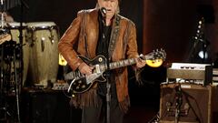 FILE PHOTO: Singer/songwriter Neil Young performs during a concert honoring singer/songwriter Willie Nelson, recipient of the Library of Congress' Gershwin Prize for Popular Song, in Washington November 18, 2015.   REUTERS/Joshua Roberts/File Photo