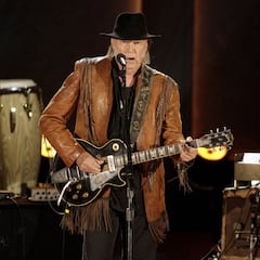 Neil Young retirará su música de Spotify si no eliminan un podcast antivacunas