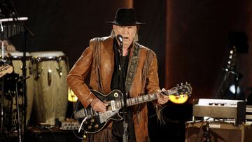 FILE PHOTO: Singer/songwriter Neil Young performs during a concert honoring singer/songwriter Willie Nelson, recipient of the Library of Congress' Gershwin Prize for Popular Song, in Washington November 18, 2015.   REUTERS/Joshua Roberts/File Photo