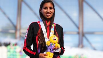 Athletics - World Athletics Championships - Women's 35 Kilometres Race Walk - Eugene, Oregon, U.S. - July 22, 2022 Gold medallist Peru's Kimberly Garcia Leon celebrates on the podium during the medal ceremony after winning the women's 35 kilometres race walk REUTERS/Aleksandra Szmigiel