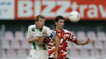 <b>ESTRENO.</b> Los bilbaínos presentaron la polémica equipación.