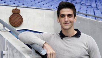 Gerard Moreno, posando hace unos meses en la boca de vestuarios de Cornellà-El Prat, que hoy puede despedirse de su estandarte.