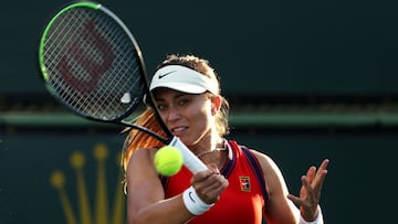 La tenista española Paula Badosa devuelve una bola durante su partido ante Dayana Yastremska en el BNP Paribas Open, el WTA 1.000 de Indian Wells, en el Indian Wells Tennis Garden de Indian Wells, California.