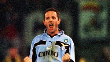 Rome (Italy), 10/01/1999.- (FILE) - Lazio's Sinisa Mihajlovic celebrates after scoring a goal during the Italian Serie A soccer match between SS Lazio and AC Fiorentina in Rome, Italy, 10 January 1999 (rei-ssued on 16 December 2022). Sinisa Mihajlovic has died at the age of 53, his family said in a statement on 16 December 2022. (Italia, Roma) EFE/EPA/Bianchi/Brambatti *** Local Caption *** 99416409
