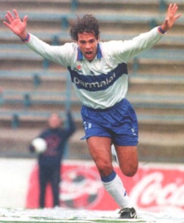 David Bisconti: Los 15 goles anotados en el Apertura 1997 ayudaron a la Católica a la obtención de aquel torneo, además de quedarse con el premio al máximo goleador del campeonato.