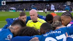 ¡El Chelsea hace el rondo con el árbitro en el centro! Surrealista imagen en la Premier
