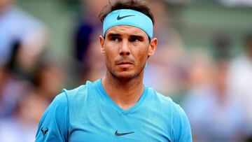 El tenista espa&ntilde;ol Rafa Nadal reacciona ante el italiano Simone Bolelli durante el encuentro de la primera ronda del Torneo de Roland Garros.