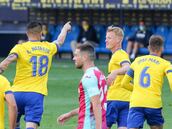 El Cádiz de Cervera asombra
y supera al de Espárrago